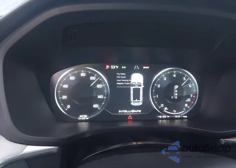 2019 Volvo Xc60 T6 R-Design z USA, uszkodzony, nr VIN YV4A22RM1K1305047